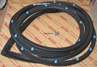 Front Door Weatherstrip RIGHT Double Cab & 4 door 77 78 79 serie
