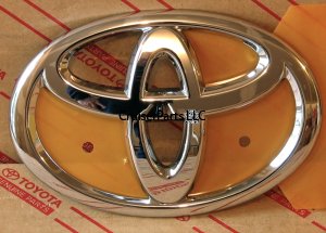 Radiator Grille Emblem 70 & 100 Series 05+