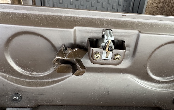 (image for) COVER GLOVE COMPARTMENT DOOR LOCK 1988-1990 FJ62